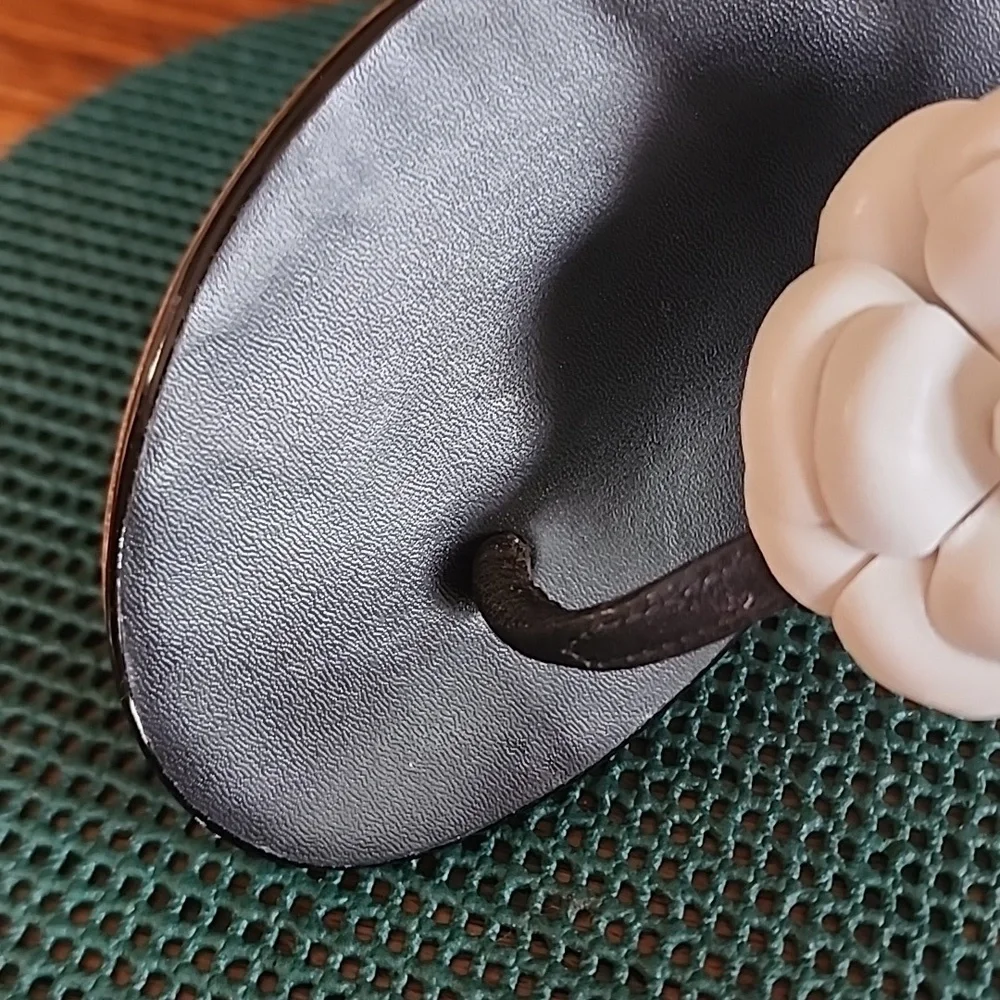 Beautiful black and white Sandals  with Camilla flower design - Picture 4 of 13